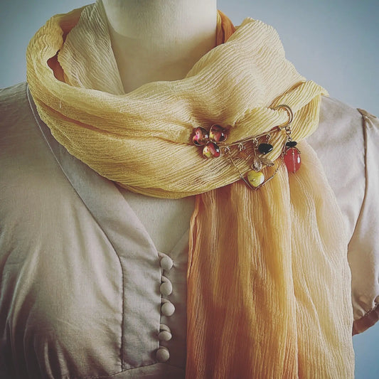 Flower Safety Brooch Red Gold TAMARUSAN