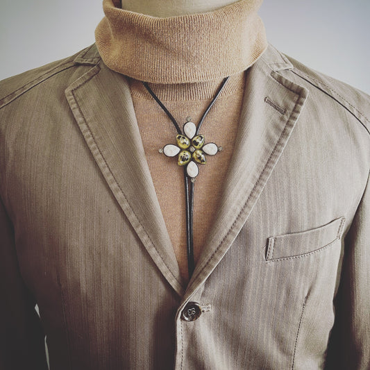 Bolo Tie Flower Black White Leather TAMARUSAN