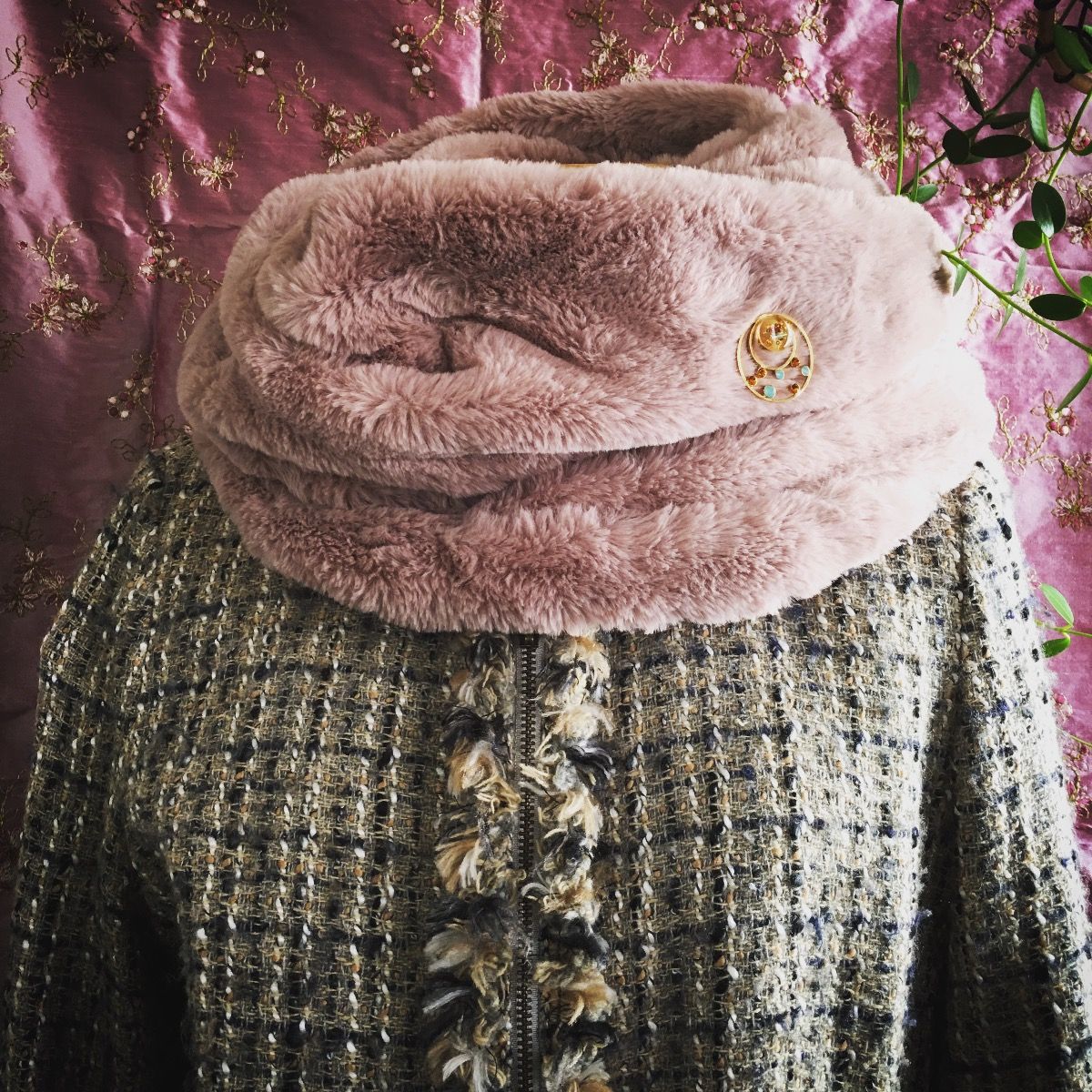 Pin Brooch Pink Rhinestone Gold TAMARUSAN