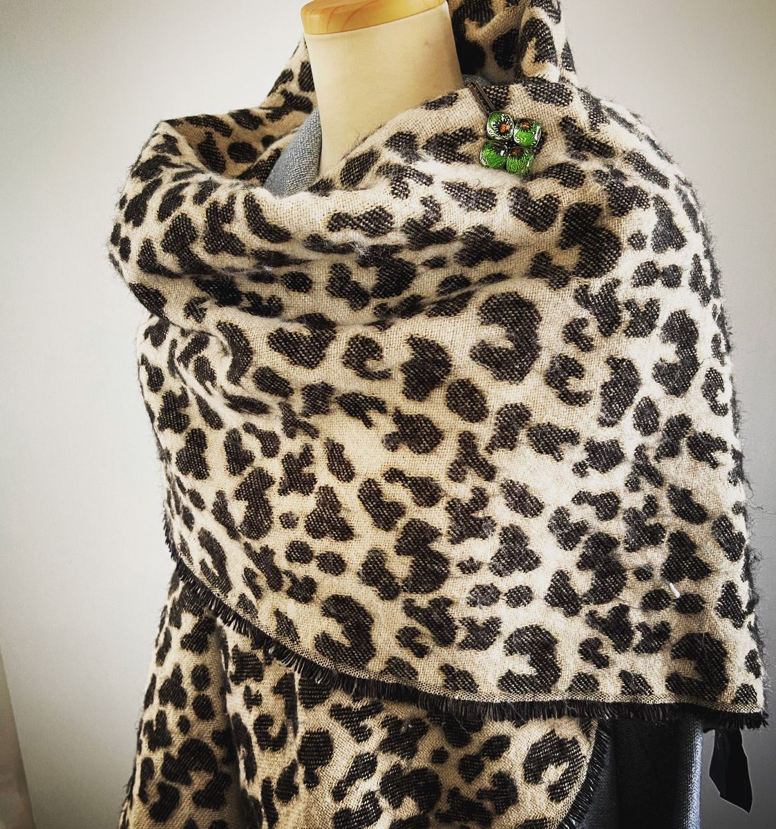 Scarf Clasp Marble Green Hydrangea TAMARUSAN