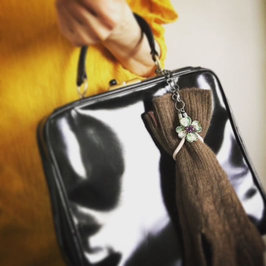 Glove Holder Green Flower Amethyst TAMARUSAN