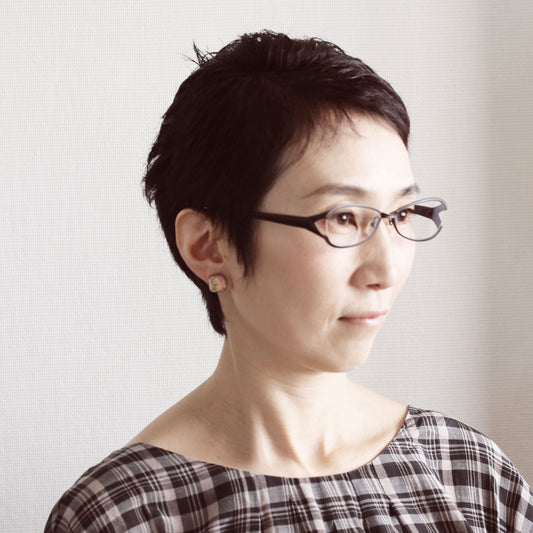 Clip Earrings Beige Rose Resin TAMARUSAN