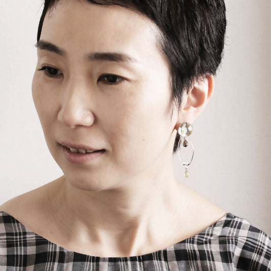 Mismatched Pierced Earrings Hoop Peridot White TAMARUSAN