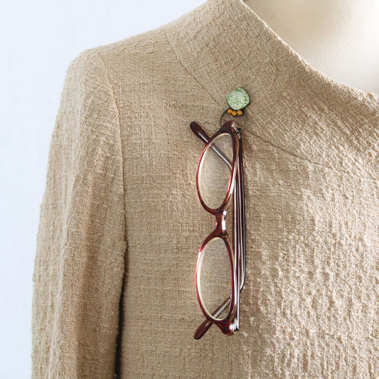 Eyeglass Holder Brooch Plum Green TAMARUSAN