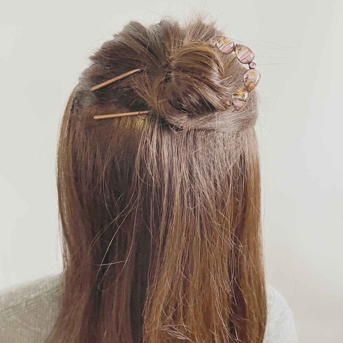 Antique-Style Pink Sheet Music Double-Prong Hair Stick TAMARUSAN