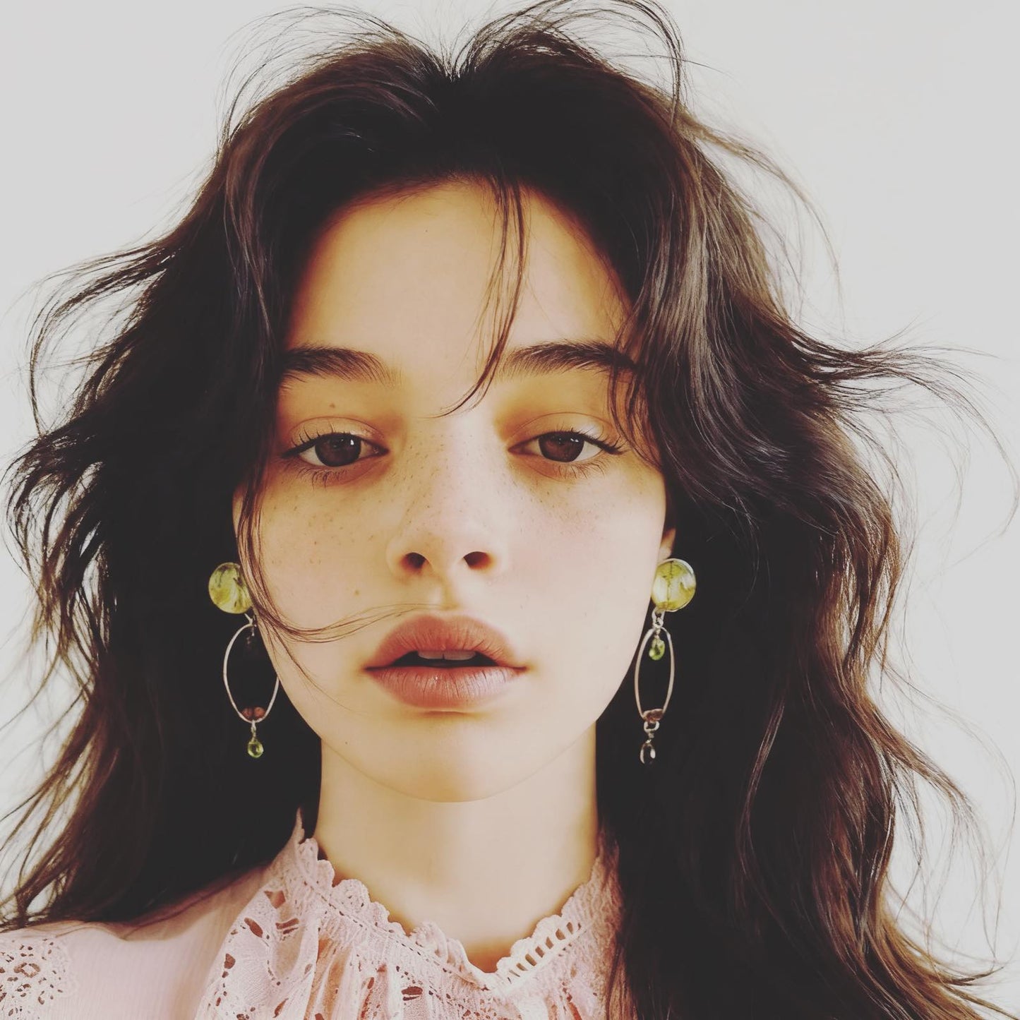 Mismatched Pierced Earrings Hoop Peridot White TAMARUSAN