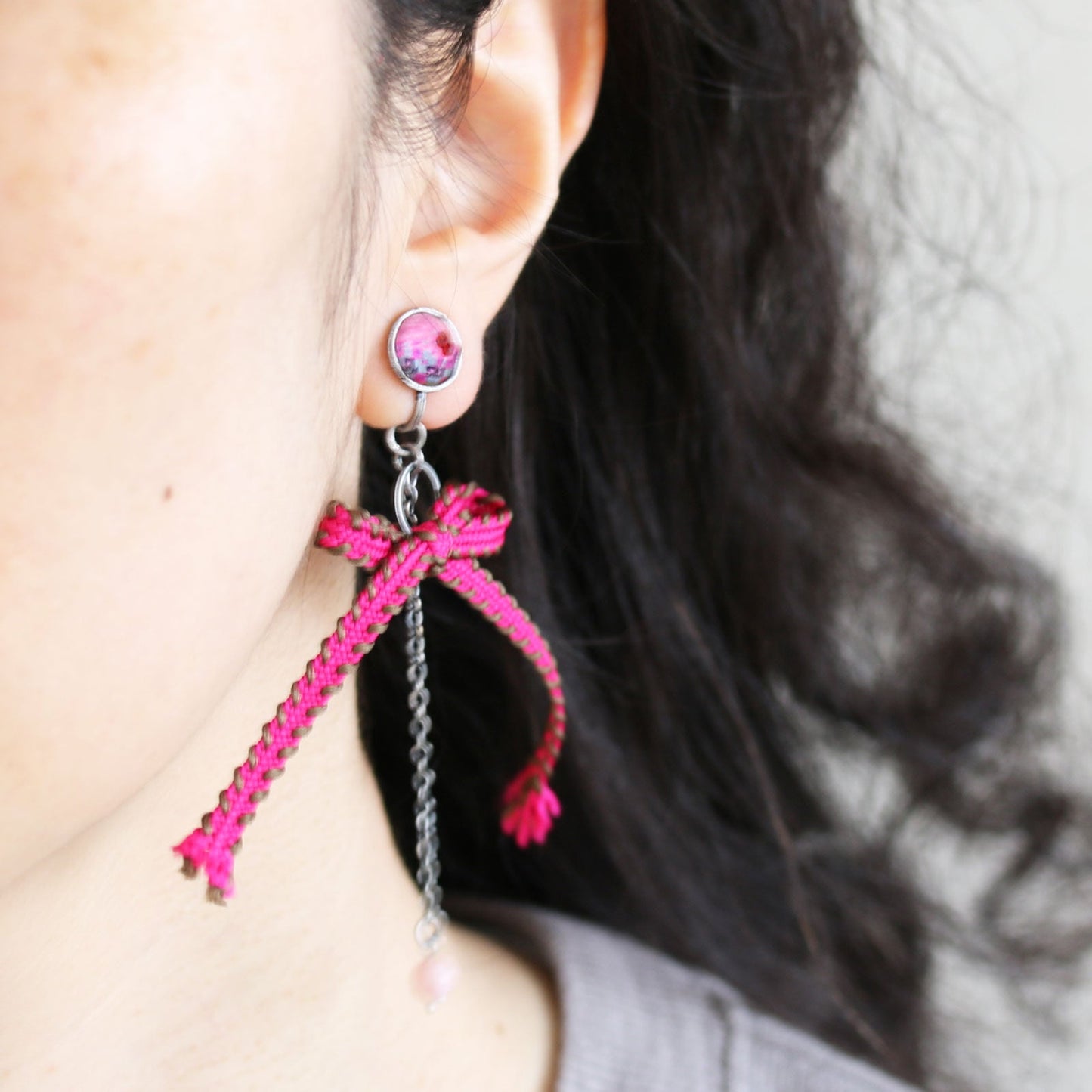 Mismatched Earrings Pink Ribbon TAMARUSAN