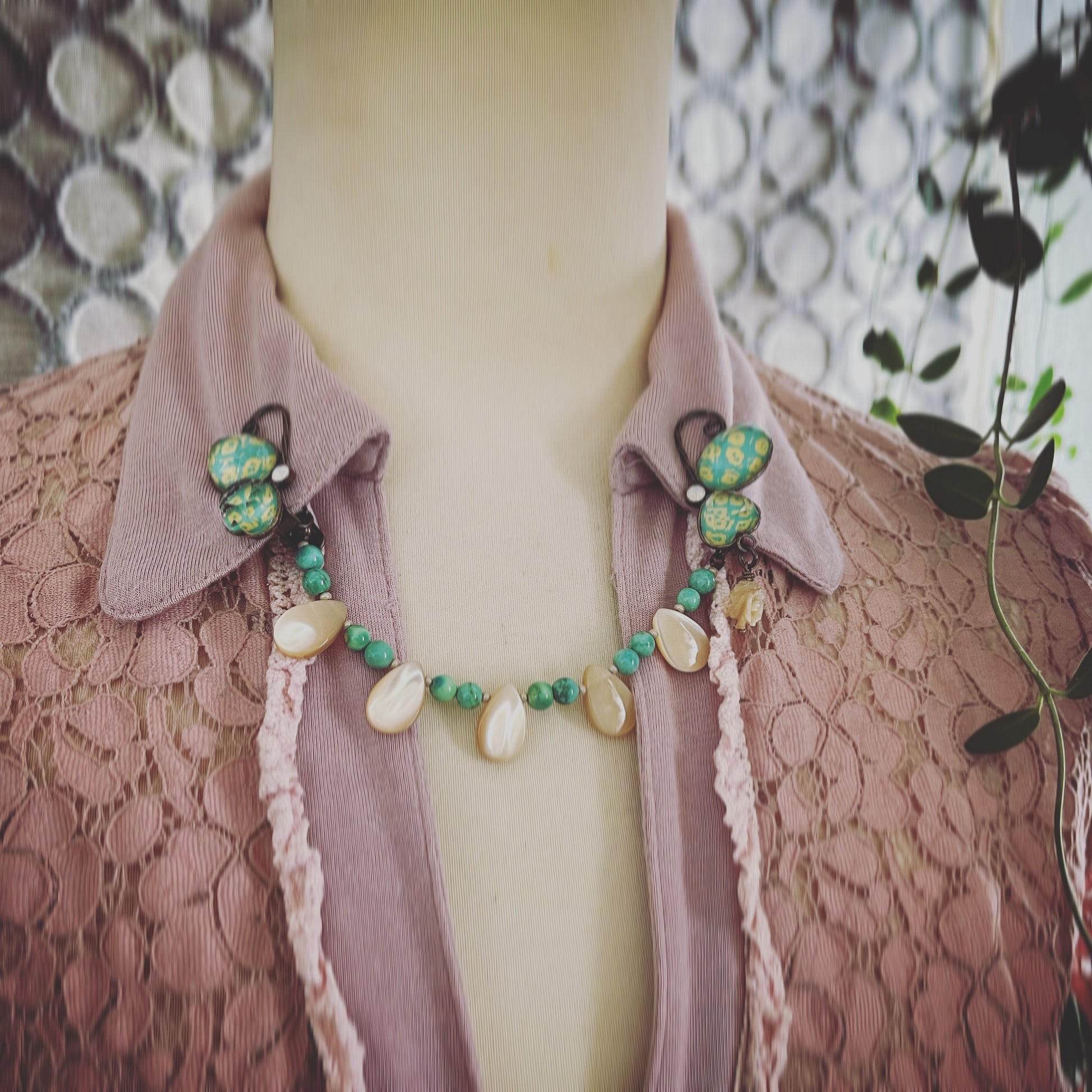 Collar Clip Butterfly Fawn Green TAMARUSAN